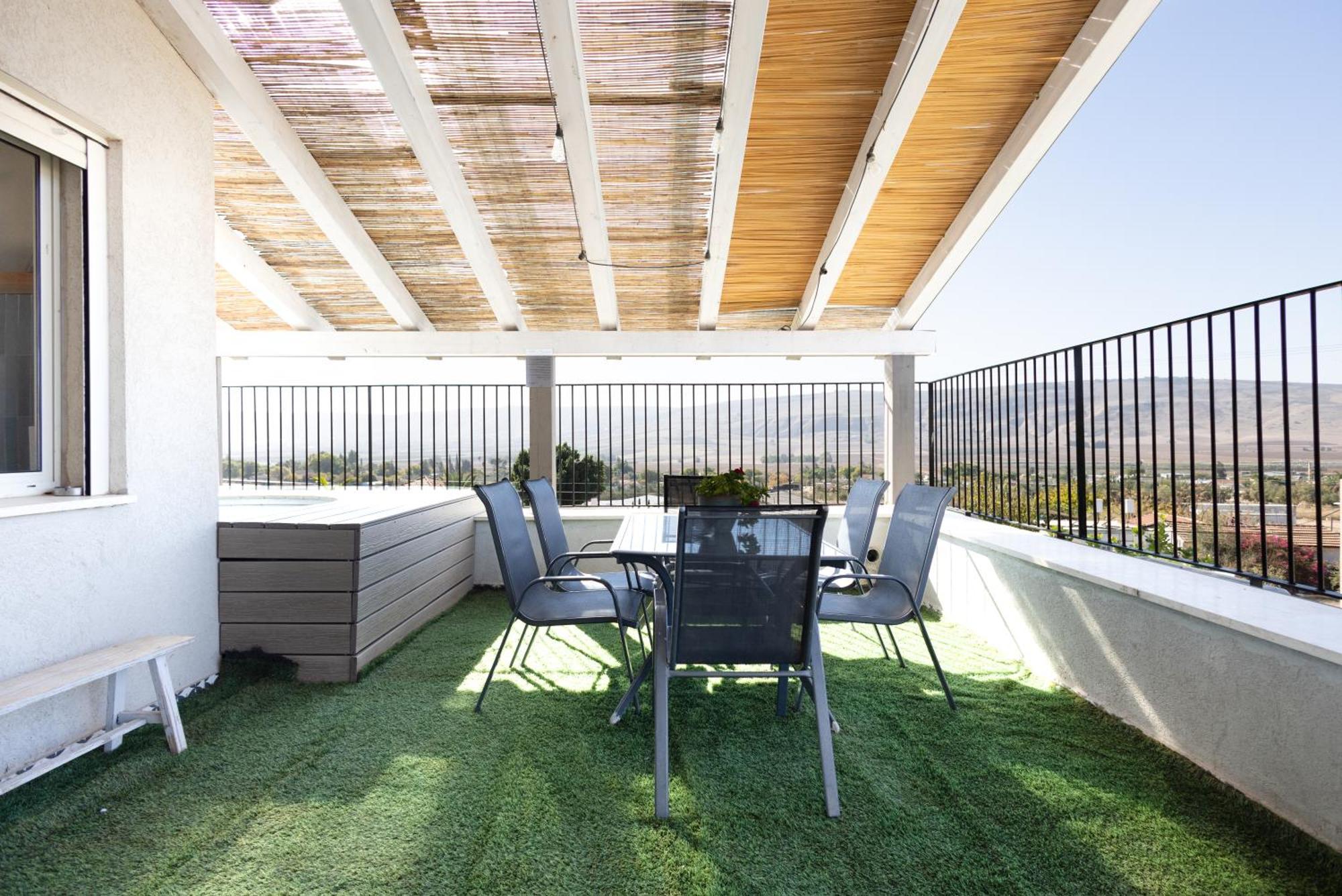 בגג העמק On The Roof Of The Valley HaZor'im Exterior photo